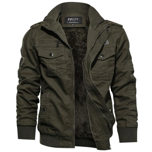 Olivgrüne Herrenjacke, gefüttert, mit Reißverschluss und Taschen, ideal für Herbst und Winter.