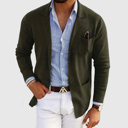 Herrenblazer in Olivgrün mit Reverskragen, Knopfdetails und Brusttasche, elegant und modern.