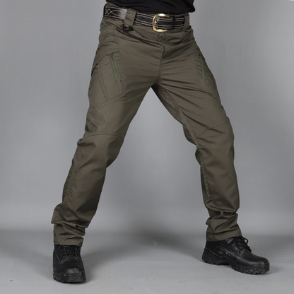 Taktische grüne Hose, robustes Material, Outdoor, mit Taschen, ideal für Wandern und Abenteuer.