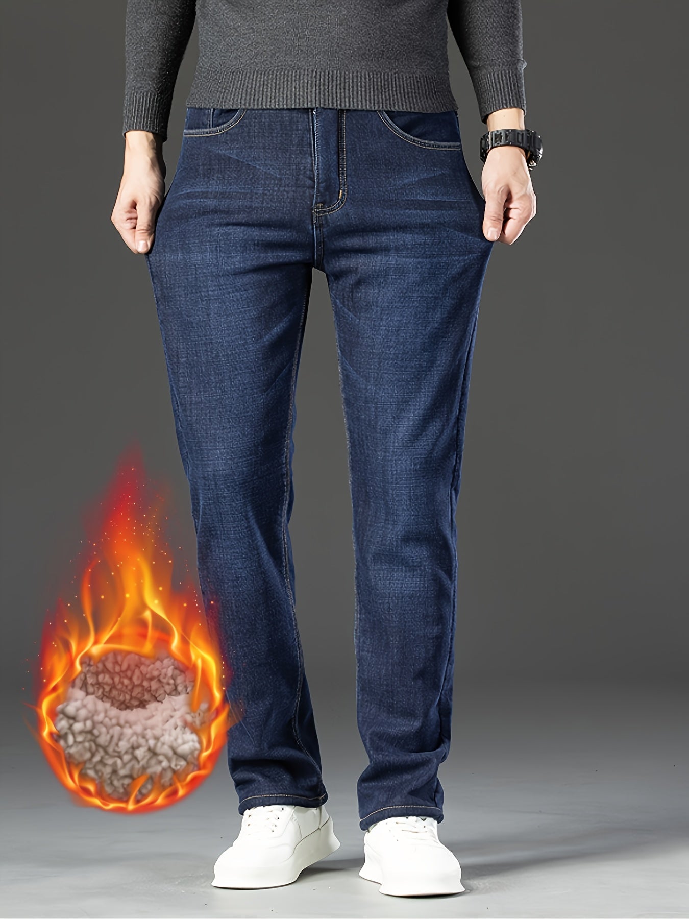 Dunkelblaue Herrenjeans, warm gefüttert, mit weißem Pullover und Sneakers, Wintermode.