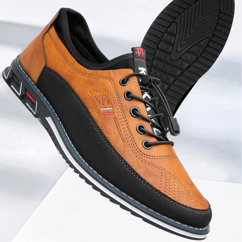 Brauner Herrenschuh aus Leder, sportlich-elegant, mit schwarzer Sohle und Schnürsenkeln.