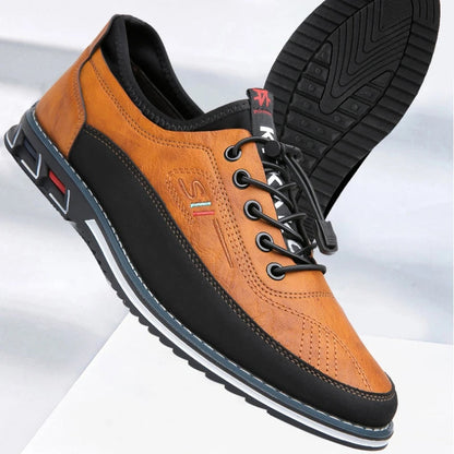 Brauner und schwarzer Herrenschuh aus Leder, sportlich-elegant, mit Schnürsenkeln.
