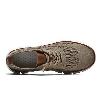 Beiger Herrenschuh, Strickmaterial, braune Akzente, Sneaker, komfortabel, atmungsaktiv.