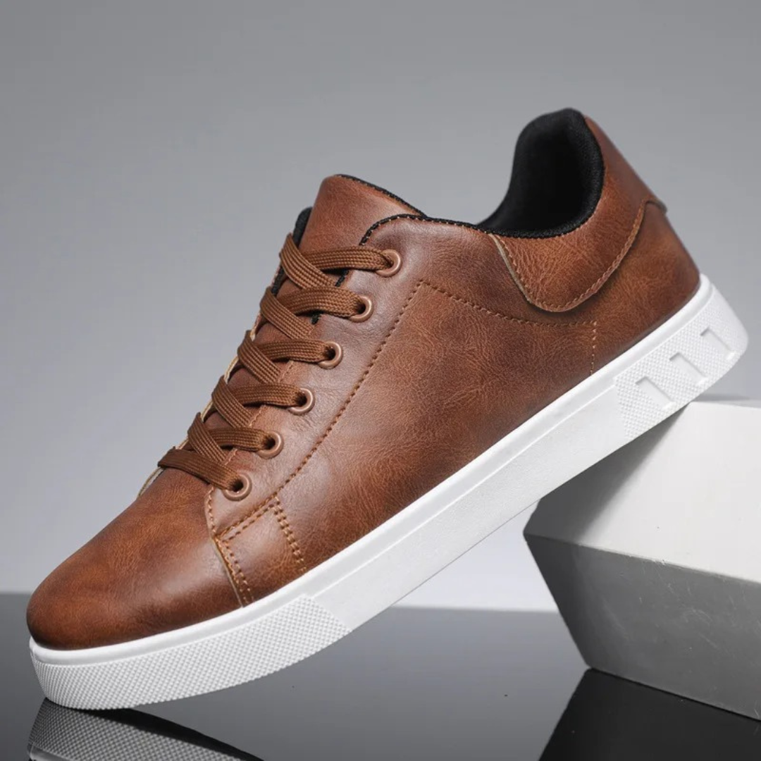 Dunkelbrauner Sneaker aus Lederimitat mit weißer Sohle, Herrenschuh, modisch, bequem.