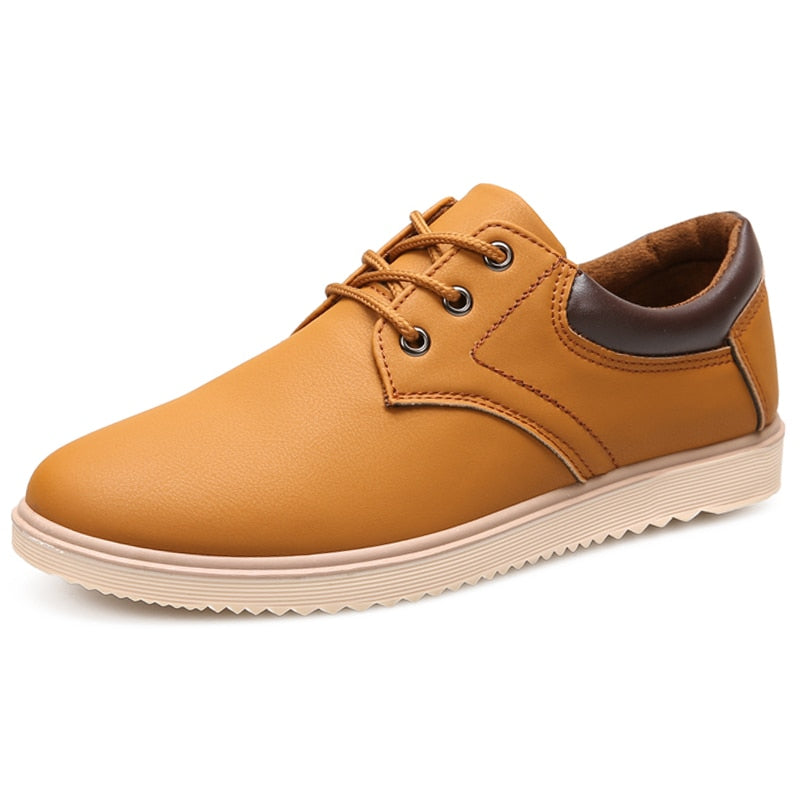 Brauner Herrenschuh aus Leder mit Schnürsenkeln, rutschfeste Sohle, modisch und bequem.