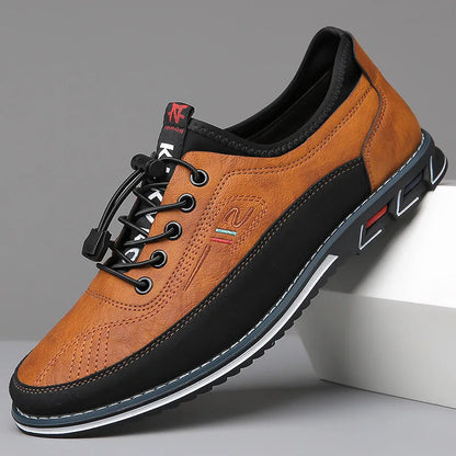 Brauner Herrenschuh aus Leder mit schwarzer Sohle, sportlich-elegant, Schnürung, Freizeitmode.