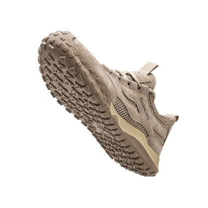Beiger Wanderschuh mit Profilsohle, atmungsaktiv, ideal für Outdoor-Aktivitäten.