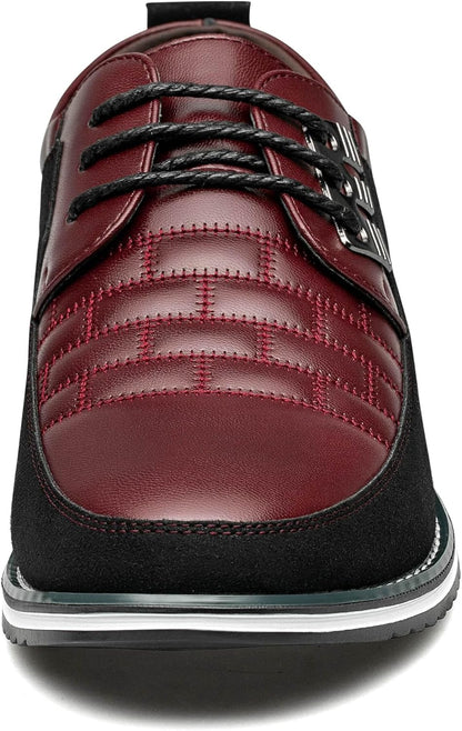 Bordeaux Herren-Ledersneaker mit schwarzen Schnürsenkeln und gestepptem Muster.