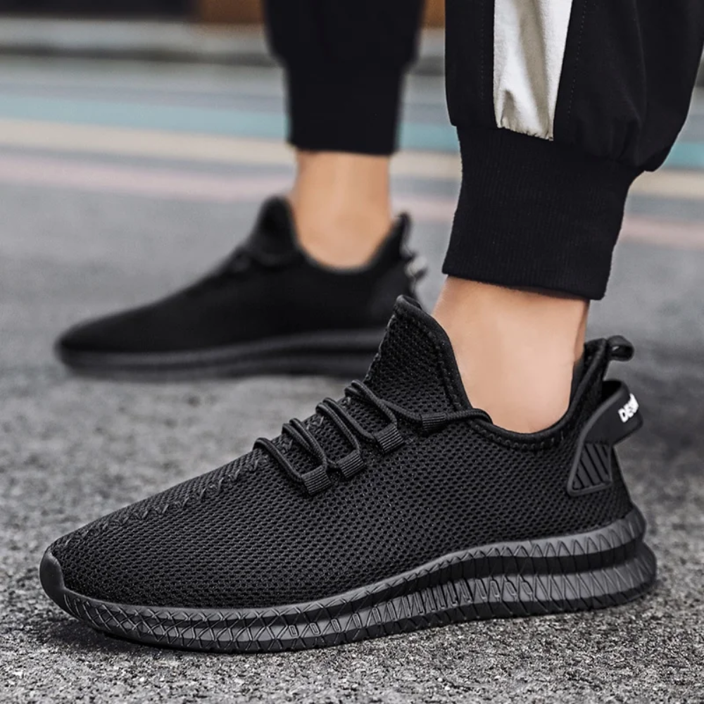 Schwarzer Herren-Sneaker, atmungsaktives Mesh, sportlich, lässig, Straßenmode.