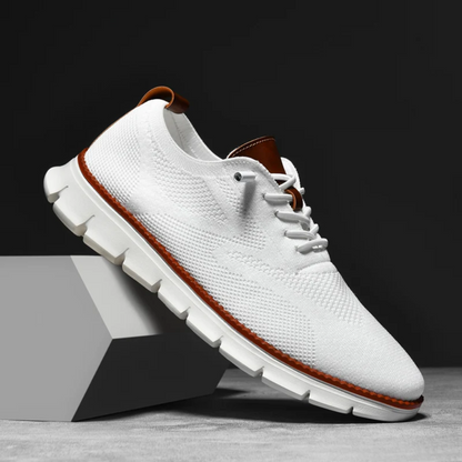 Weiße Herren-Sneaker, Strickmaterial, braune Akzente, rutschfeste Sohle, modisch, bequem.