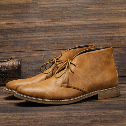 Braune Lederstiefeletten für Herren, Schnürschuhe, elegantes Design, Holzhintergrund.