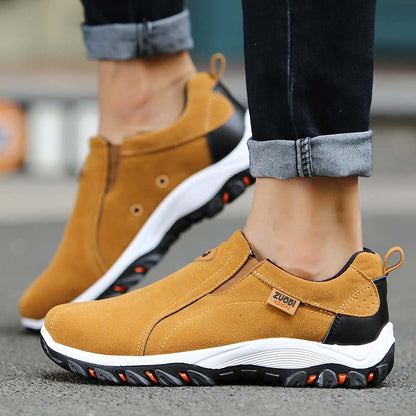 Braune Herren-Sneaker aus Wildleder, rutschfeste Sohle, ideal für Outdoor-Aktivitäten.