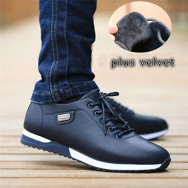 Schwarze Herren-Sneaker, Lederoptik, warm gefüttert, rutschfeste Sohle, Freizeitmode.