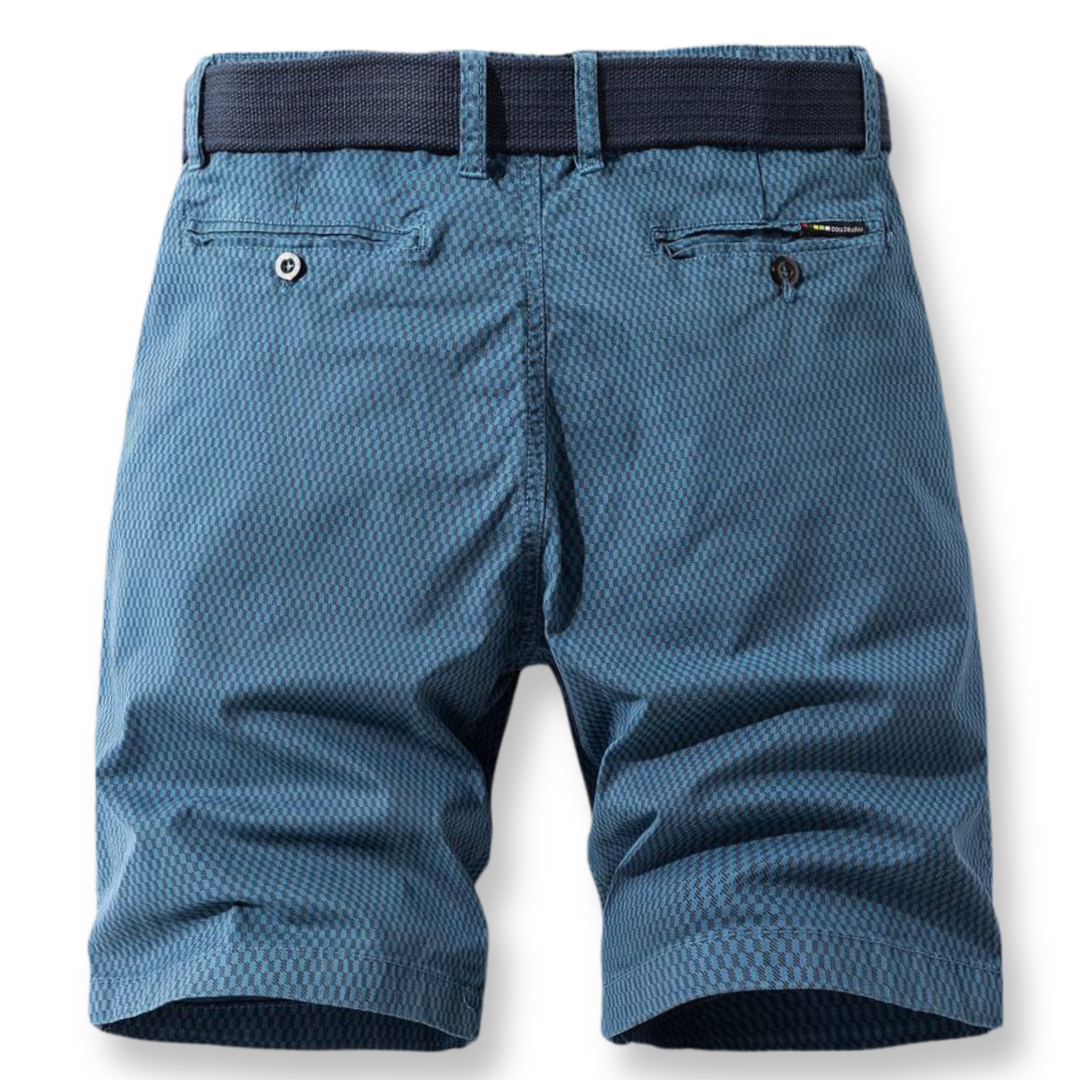 Blaue Herren-Shorts aus Baumwolle mit Gürtel, kariertes Muster, Sommermode, Freizeitkleidung.