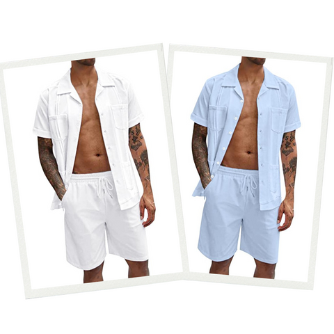 Zwei Herren-Sommeranzüge, weiß und hellblau, kurzärmelig, mit Shorts, lässiger Stil.