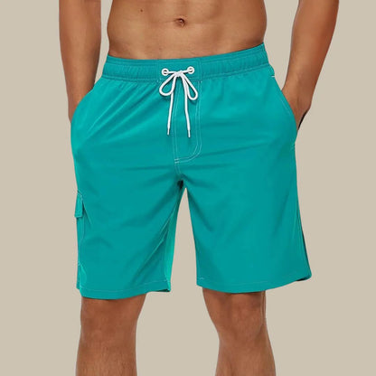 Türkise Herren-Badeshorts mit Kordelzug, Taschen, ideal für Sommer und Strand.
