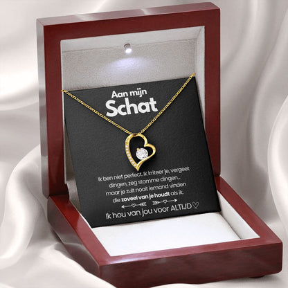 Goldene Herz-Halskette mit Diamant in roter Schmuckschatulle auf weißem Satin.