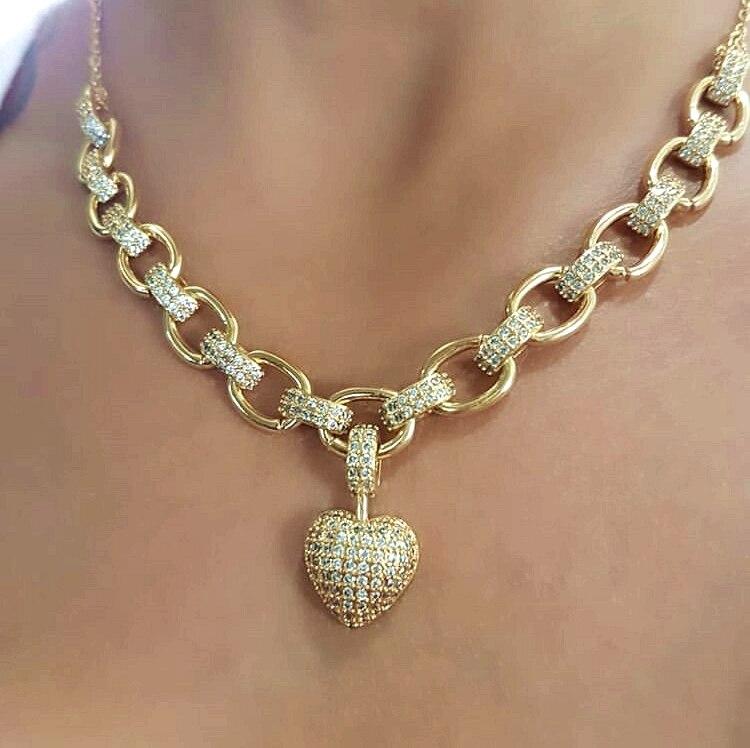 Goldene Halskette mit Herzanhänger, Zirkonia-Steine, eleganter Schmuck, Damenaccessoire.