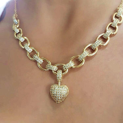 Goldene Halskette mit Herzanhänger, Zirkonia-Steine, eleganter Schmuck, Damenaccessoire.