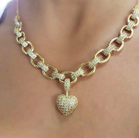 Goldene Halskette mit Herzanhänger, Zirkonia-Steine, eleganter Schmuck, Damenaccessoire.