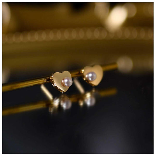 Goldene Herz-Ohrringe mit Perlen, eleganter Schmuck, modisches Accessoire, Geschenkidee.