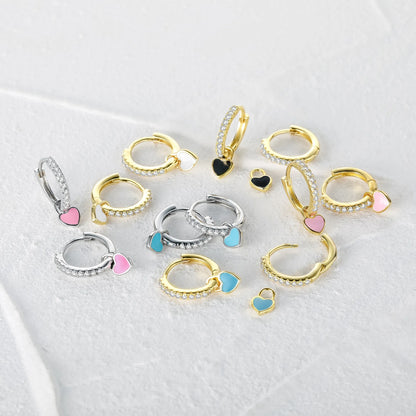Gold- und Silber-Ohrringe mit Herzanhängern, Schmuck, modisch, elegant, Damenaccessoire.