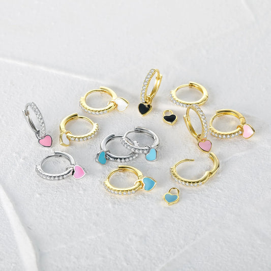 Gold- und Silber-Ohrringe mit Herzanhängern, Schmuck, modisch, elegant, Damenaccessoire.