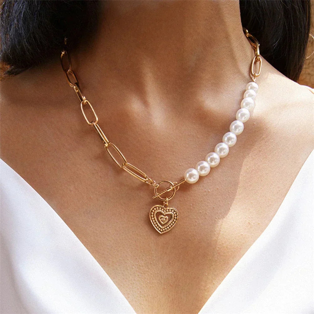 Goldene Halskette mit Herzanhänger und Perlen, modisches Schmuckstück für Damen.