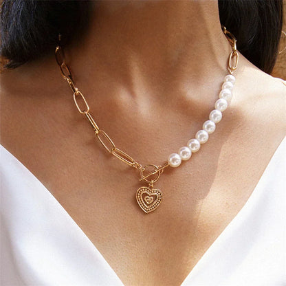 Goldene Halskette mit Herzanhänger und Perlen, modisches Schmuckstück für Damen.