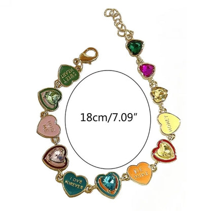 Goldenes Armband mit bunten Herzanhängern, 18 cm, modisches Schmuckstück, Geschenkidee.