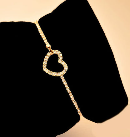Goldenes Armband mit Herzanhänger, verziert mit Kristallen, eleganter Schmuck für Damen.