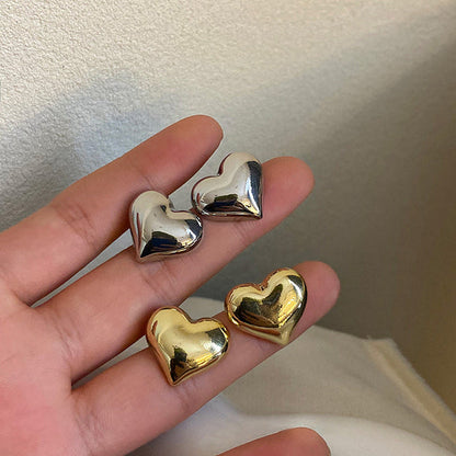 Silberne und goldene Herz-Ohrringe, minimalistisches Design, eleganter Schmuck für Damen.