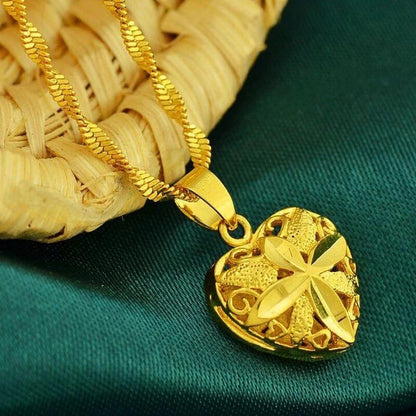 Goldenes Herzanhänger mit Kette, filigranes Design, Schmuck, Geschenk, Damenaccessoire.
