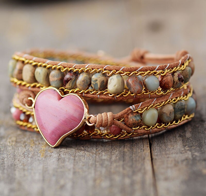 Herzförmiges Armband aus Leder mit Jaspis und Kristallen, modisches Schmuckstück.