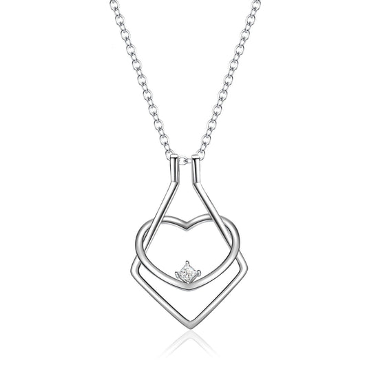 Silberne Herz-Halskette mit Diamantanhänger, elegantes Schmuckdesign, Damenaccessoire.