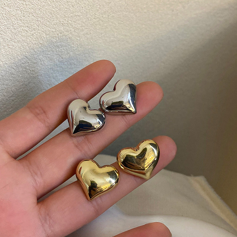 Silberne und goldene Herz-Ohrringe, minimalistisches Design, eleganter Schmuck für Damen.