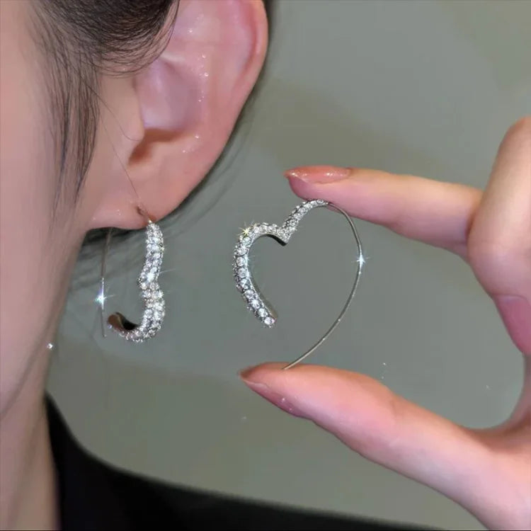 Herzförmige Ohrringe, silber, mit Strasssteinen, elegant, modisch, Damen-Schmuck, Geschenkidee.