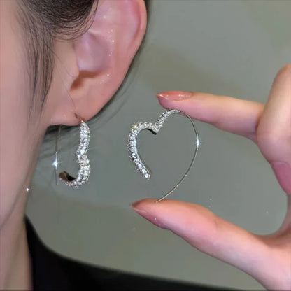 Herzförmige Ohrringe, silber, mit Strasssteinen, elegant, modisch, Damen-Schmuck, Geschenkidee.
