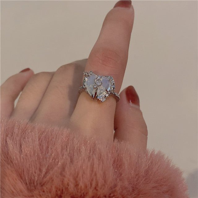 Silberner Herzring mit Kristallen, Damenmode, eleganter Schmuck, romantisches Design.