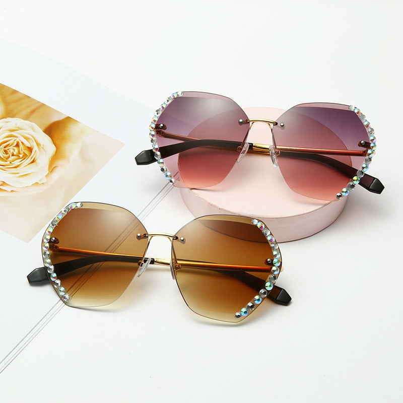 Herzförmige Sonnenbrillen mit Strass, rosa und braun, modisch, Damen-Accessoire.