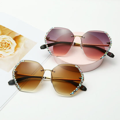 Herzförmige Sonnenbrillen mit Strass, rosa und braun, modisch, Damen-Accessoire.