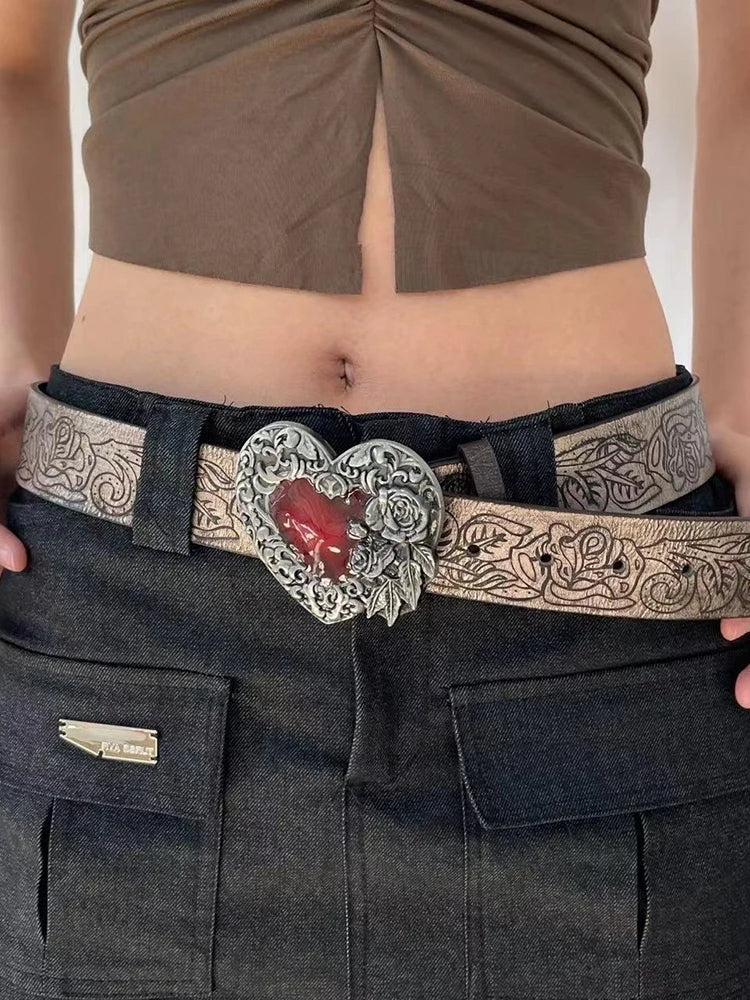 Herzgürtelschnalle mit Rosenmuster, silberfarben, auf schwarzer Hose, modisches Accessoire
