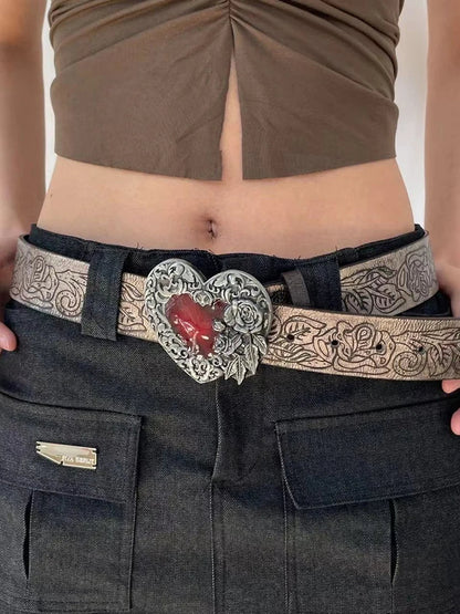 Herzgürtelschnalle mit Rosenmuster, silberfarben, auf schwarzer Hose, modisches Accessoire