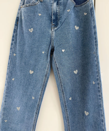 Blaue Jeans mit weißen Herzmustern, Damenmode, lässiger Stil, Denim-Hose.