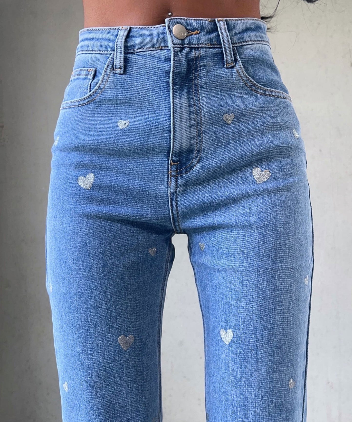 Damenjeans blau mit Herzmuster, hohe Taille, modische Denim-Hose, Freizeitkleidung.