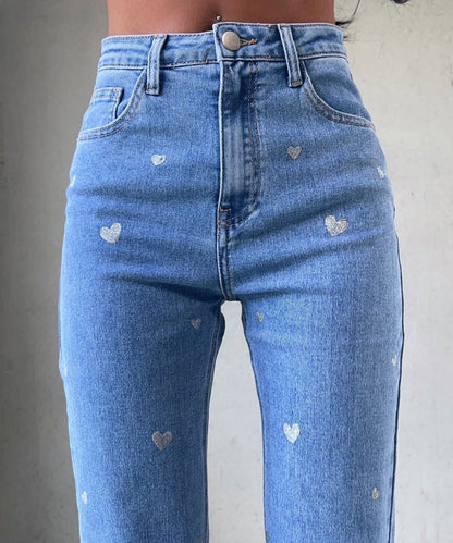 Damenjeans blau mit Herzmuster, hohe Taille, modische Denim-Hose, Freizeitkleidung.