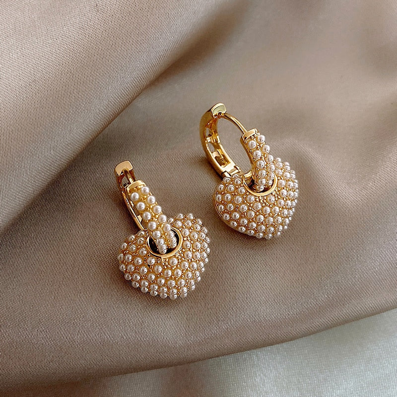 Goldene Herz-Ohrringe mit Perlen, eleganter Schmuck, modische Accessoires für Damen.