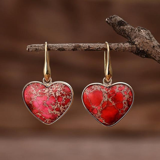 Herzförmige rote Ohrringe mit goldenen Haken, Naturstein, Schmuck, modisch, elegant.