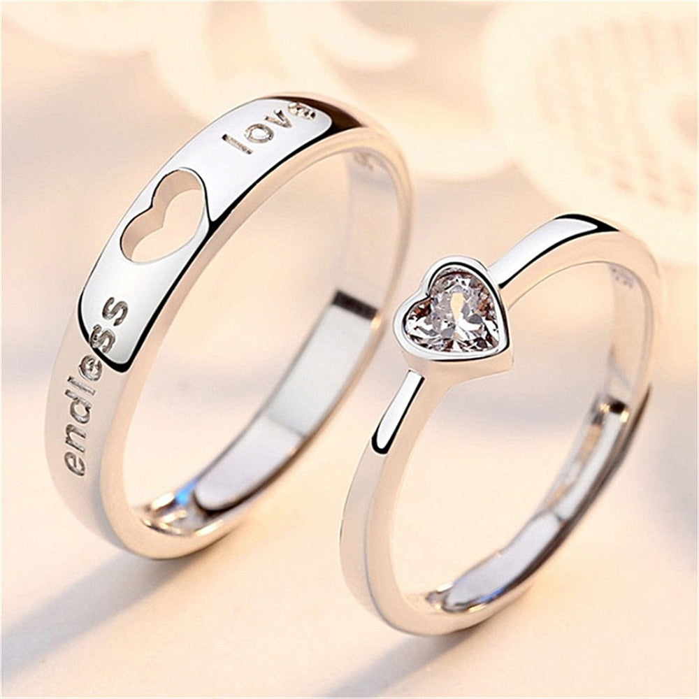 Silberne Partnerringe mit Herzmotiv und Gravur "endless love", ideal als Verlobungsringe.