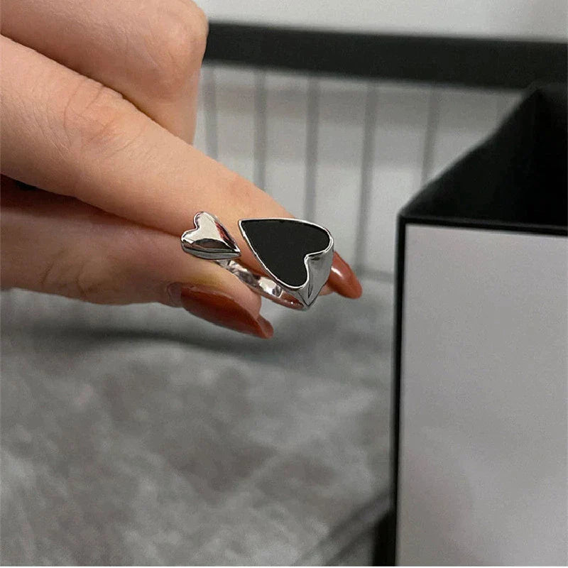 Silberring mit schwarzem Herzdesign, Damenmode, eleganter Schmuck, Geschenkidee.